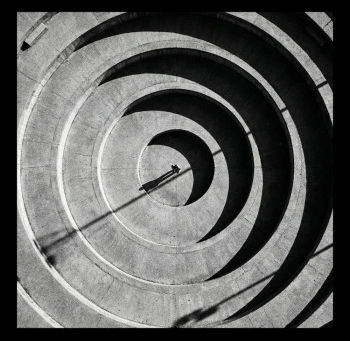 "WE ONLY LOVE SPACES AND DOORS" Par Dardust