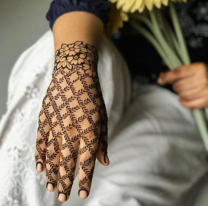 Backhand mehndi with criss-cross leaf grid