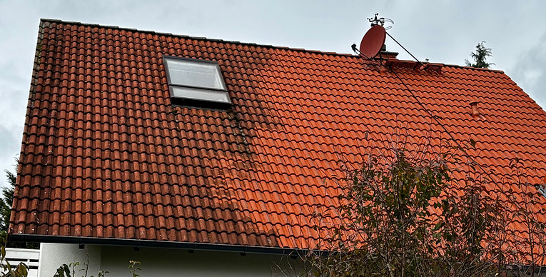 Vorher-Nachher Bild einer Dachreinigung in Nürnberg