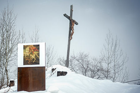 Chemin vers l'église du village de Vissoie dans les Alpes Suisses