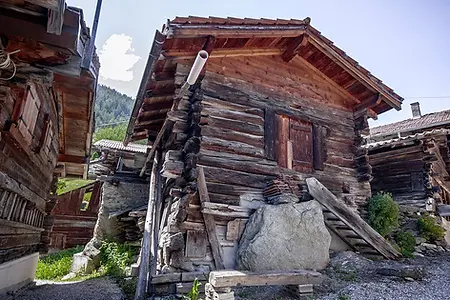 Ancienne construction à Mayoux, Val d'Anniviers, Suisse.
