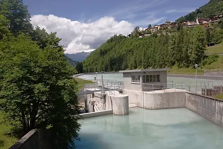 Usine électrique à Vissoie village des Alpes Suisse.