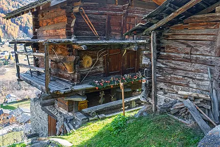 Quartier historique du village de Saint-Jean, Anniviers, Alpes Suisses.
