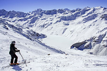 Regardant le Lac de Moiry congelé