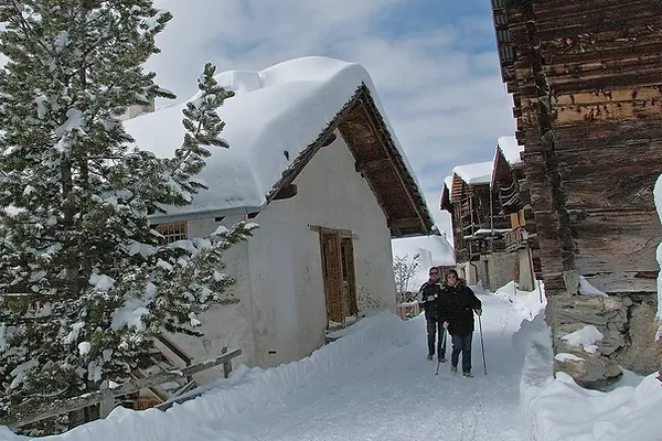 Rue du Vieux-village de Chandolin, Alpes Suisses.
