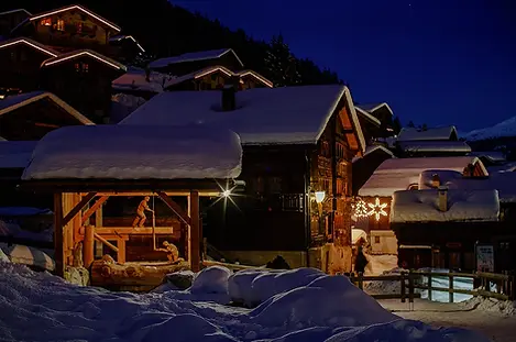 Centre historique de Grimentz, village alpin Suisse.
