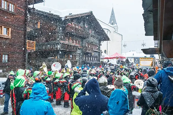 Evolène est un village de la commune suisse du même nom située dans le val d'Hèrens Avec un population permanante de presque 800 habitants, est  positionné à 1370 mètres d'altitude. Le carnaval que s'étend pendant les mois du 6 janvier au 17 février met en exergue les traditions locales. Les personnages pricipaux du carnaval sont le peluches, “les Maries” et les empaillés.
