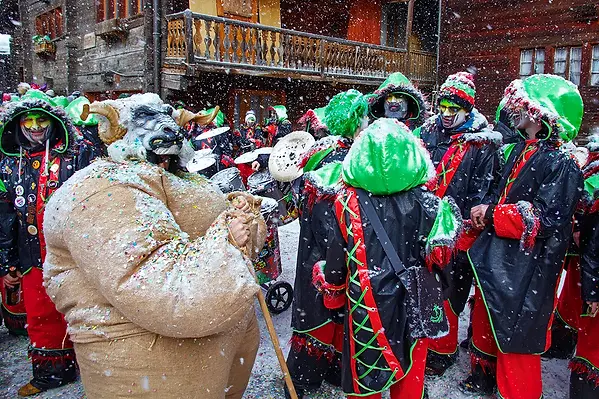 Evolène est un village de la commune suisse du même nom située dans le val d'Hèrens
Avec un population permanante de presque 800 habitants, est  positionné à 1370 mètres d'altitude.
Le carnaval que s'étend pendant les mois du 6 janvier au 17 février met en exergue les traditions locales. Les personnages pricipaux du carnaval sont le peluches, “les Maries” et les empaillés.
