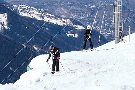 Au sommet du ILLHORN, domaine  skiable de Chandolin, Val d'Anniviers, Alpes Suisses.