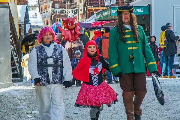 Evolène est un village de la commune suisse du même nom située dans le val d'Hèrens
Avec un population permanante de presque 800 habitants, est  positionné à 1370 mètres d'altitude.
Le carnaval que s'étend pendant les mois du 6 janvier au 17 février met en exergue les traditions locales. Les personnages pricipaux du carnaval sont le peluches, “les Maries” et les empaillés.