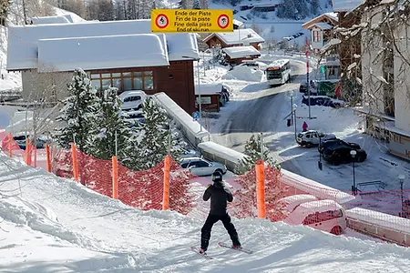 Des pistes de ski arrivent directement à Chandolin, village des Alpes Suisses.