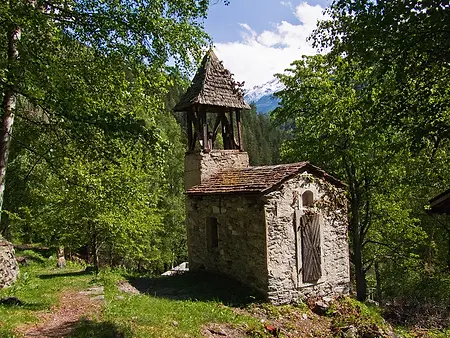 Ancienne chapelle à Fang, Village alpin Suisse.