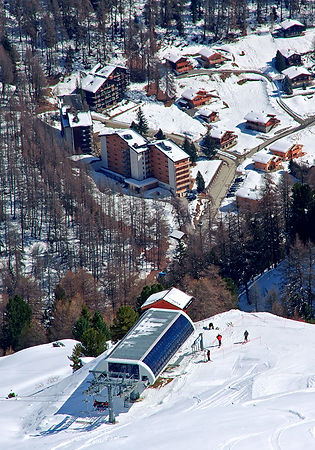 Vue sur Zinal depuis une pista à Sorebois