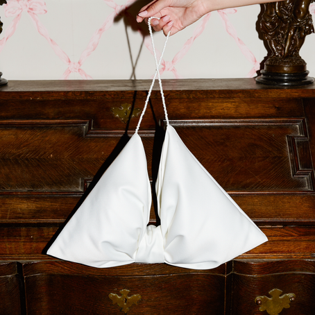 נעליים,  עגילים, איפור ושיער - זה לא אקססורי, זה מיתוג אישי.