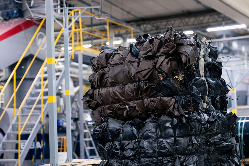 Återvunnen plastråvara från källa på väg att bli ny plast