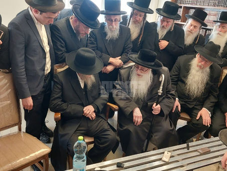 האד' מצאנז איז מנחם אבל משפ' שפיגעל נאך טראגישע פטירה פון צוויי ברודער אפגעפונען נישט-לעבעדיג אין נתניה טייך | ווידיאו