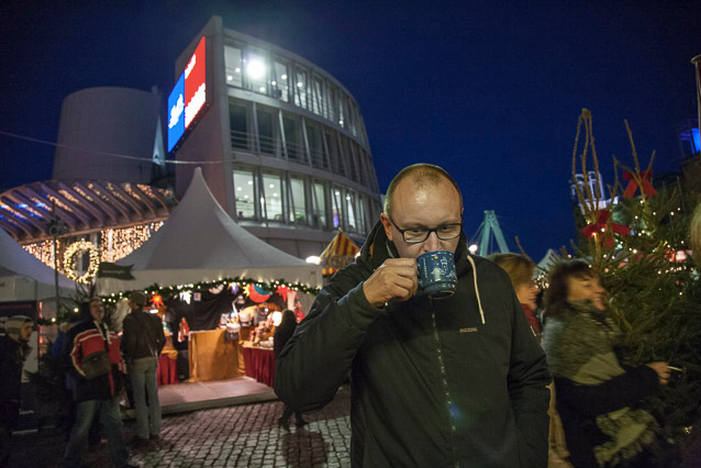 Mann auf Weihnachtsmarkt, draußen