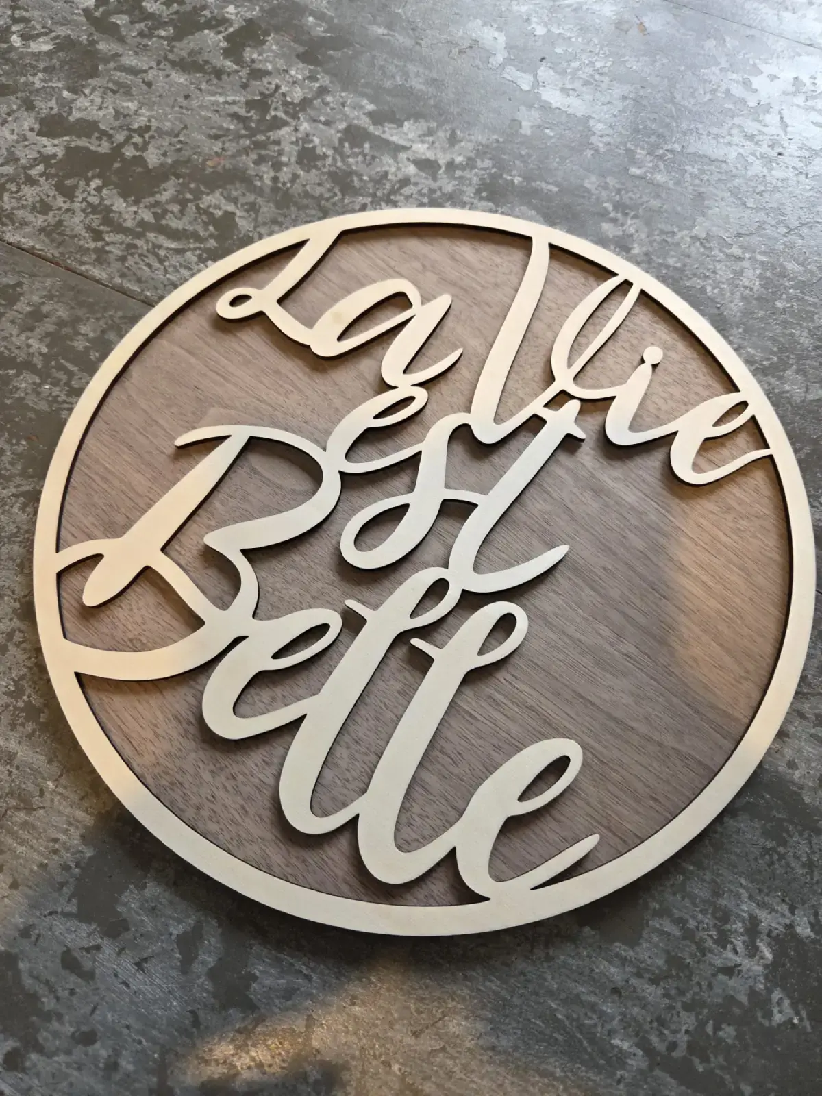 Décoration murale ronde bois la vie est belle lettrage tilleul clair sur fond noyer foncé