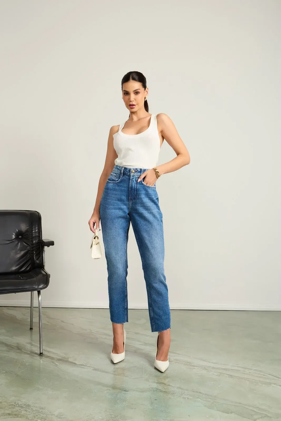 Calça Jeans Feminina Denim Zero Mom Cigarrete com Barra Diferenciada DZ20705