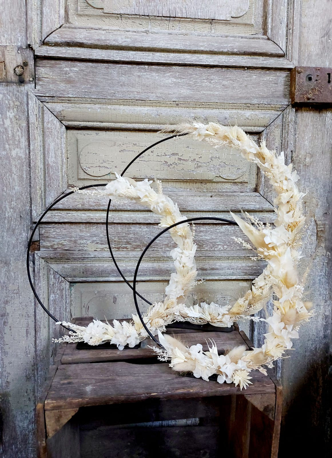 Structure métalique orné de fleurs séchées