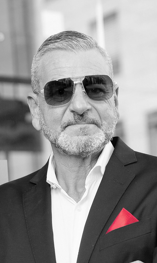 Martin_Ebene 1_edited.jpg