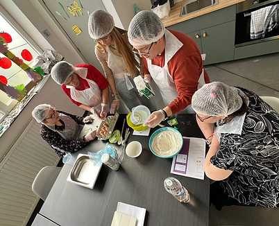 Des bénéficiaires autour d'une table en activité "culinaire"