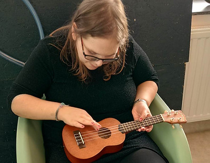 Une bénéficiaire et un banjo