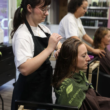 massage du cuir chevelu assis, tao ou ayurvédique, calme total au salon, antistress pour les clientes.