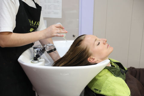Bain d huiles avant le shampooing et le soin hydratant, fait parti du protocole avant un brush ou une coupe brushing