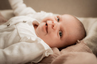 Portret van pasgeboren newborn baby aan huis tijdens een newborn fotoshoot met fotostudio licht