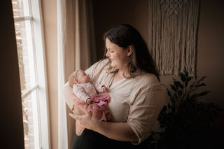 Prematuur kindje met moeder newbornshoot aan huis met daglicht