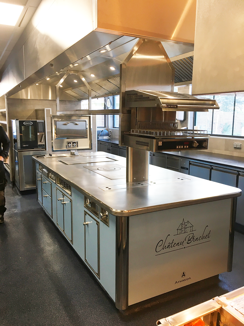 Cuisine centrale avec des équipements professionnels et le texte 'Chateau Brachet'.