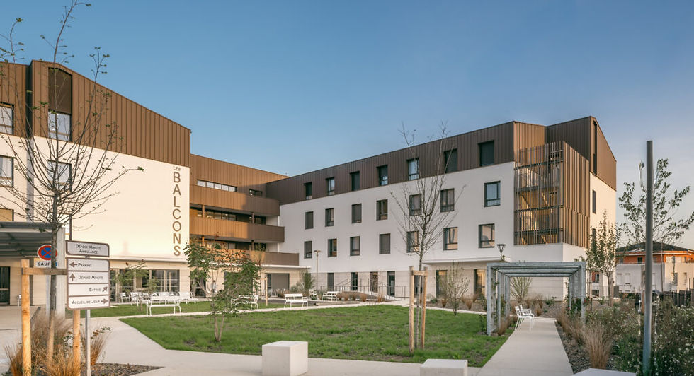 Cuisine professionnelle avec plaques de cuisson et crédence carrelée, ambiance lumineuse et moderne.