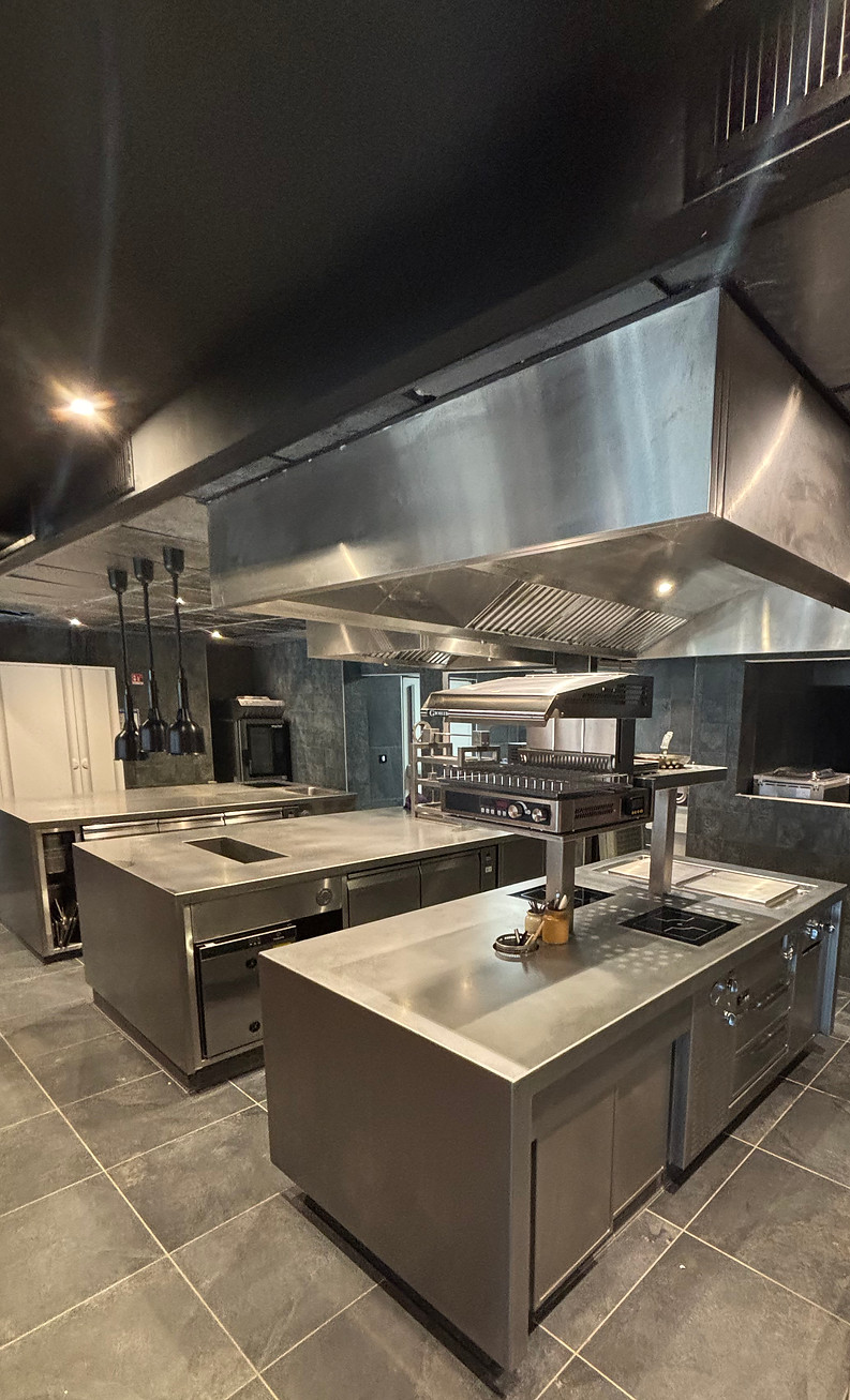 Cuisine professionnelle avec des équipements en acier inoxydable, vue d'ensemble de l'espace.