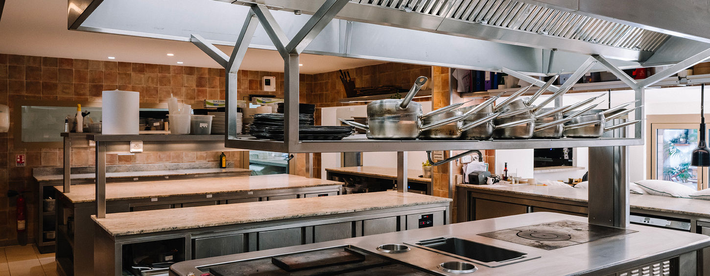 Cuisine professionnelle et bar sur mesure installés par SVR Équipement pour le Nikki Beach Saint-Tropez