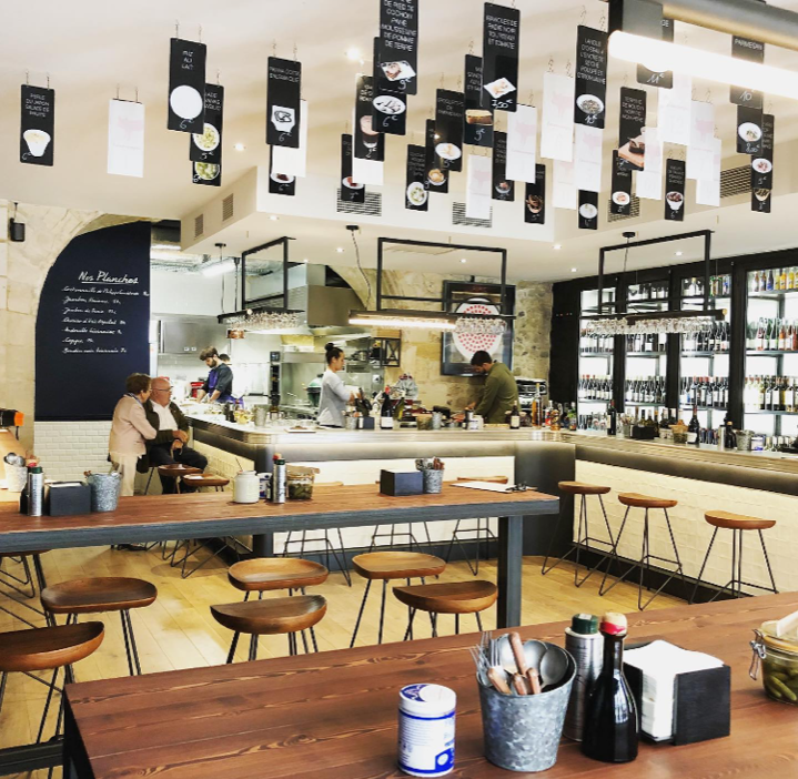 Four à pizza Peppe, vue intérieure, bar et arrière-plan, en bois clair.