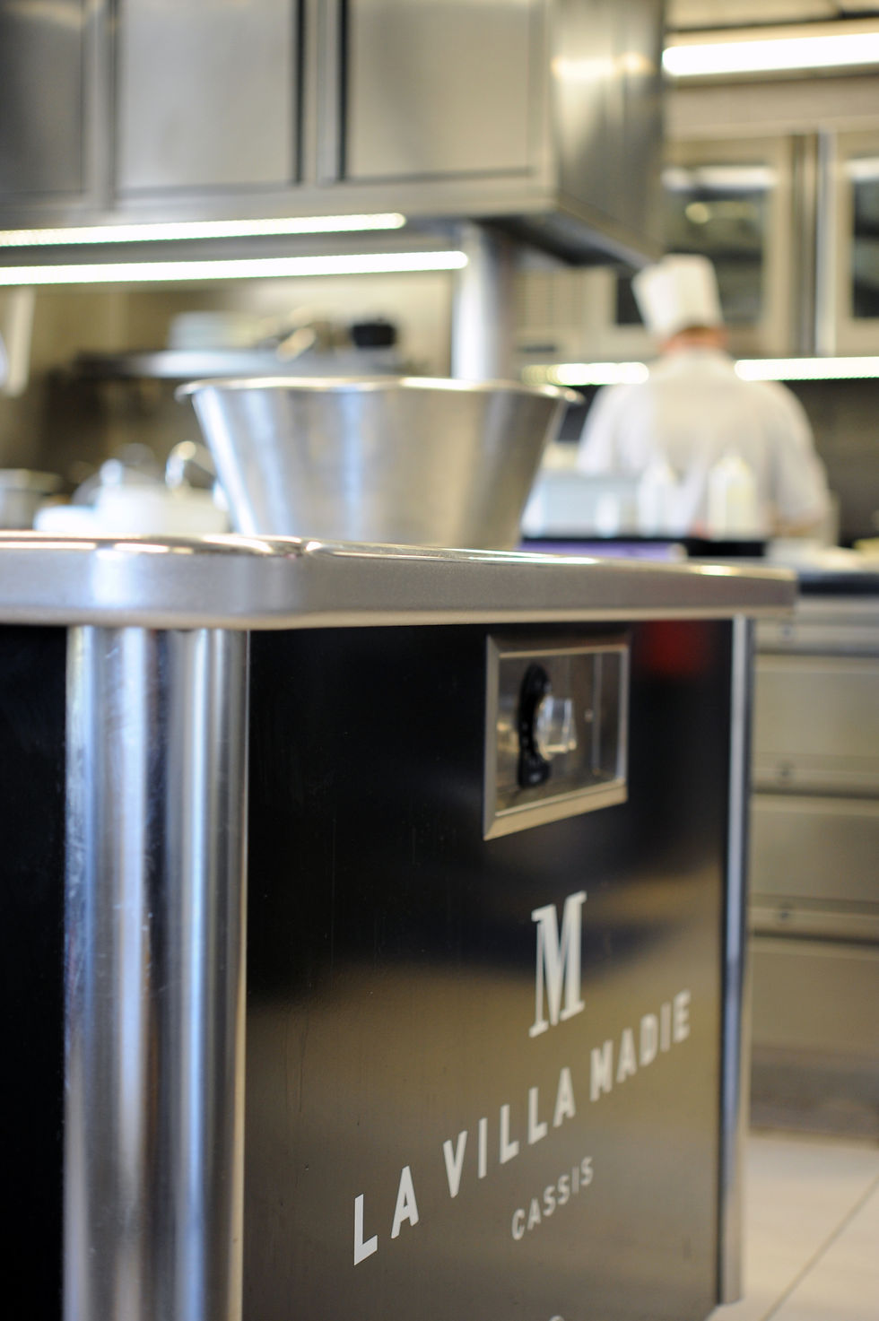 Chef de cuisine de La Villa Madie à Cassis, travaillant sur la préparation des plats.