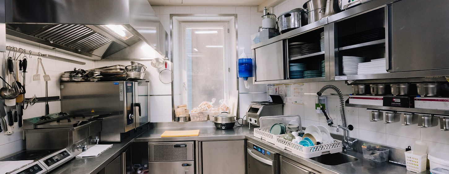 Cuisine professionnelle et bar inox sur mesure installés par SVR Équipement à l'Hôtel Sube.jpg
