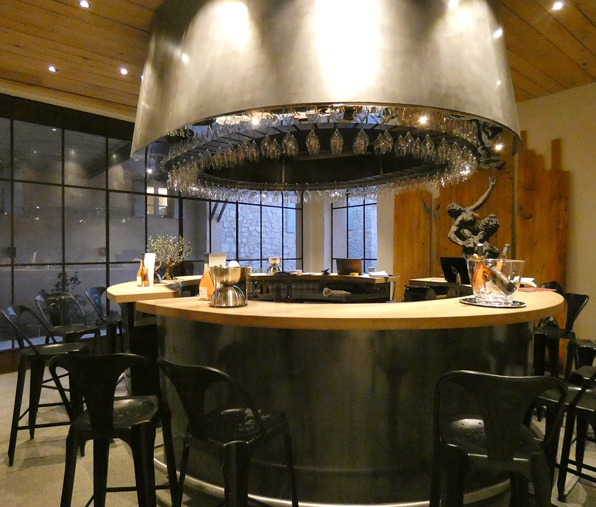 Bar avec tabourets noirs et décoration moderne, vue intérieure.