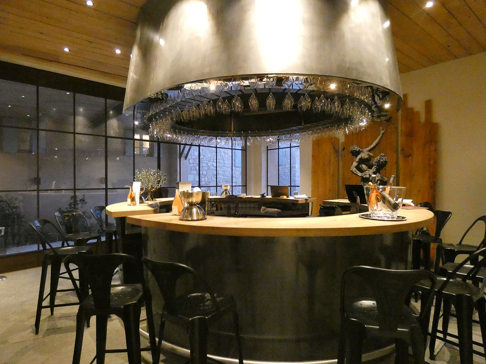 Bar avec tabourets noirs et décoration moderne, vue intérieure.