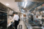 Cuisine professionnelle avec équipements en acier inoxydable et ustensiles de cuisine, vue d'ensemble