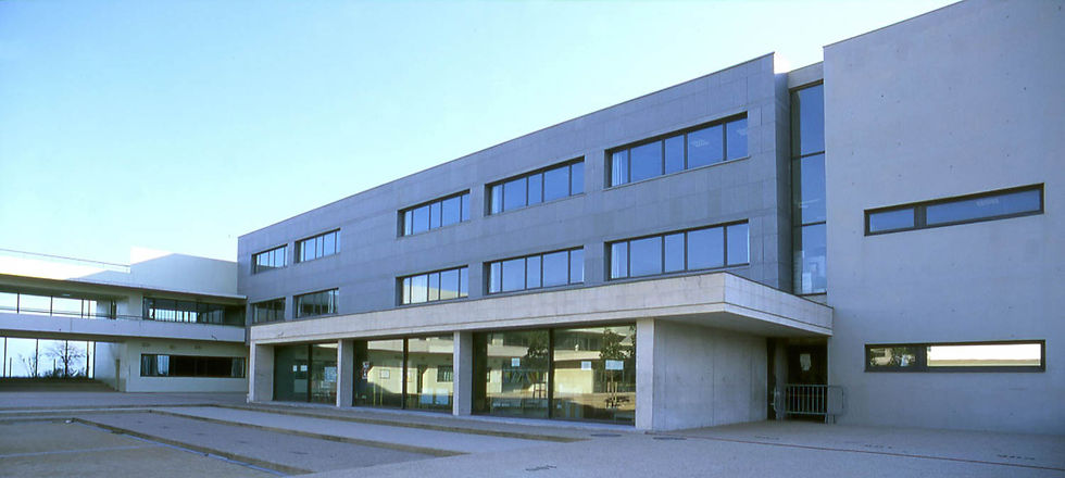 Cuisine professionnelle avec plaques de cuisson et crédence carrelée, ambiance lumineuse et moderne.