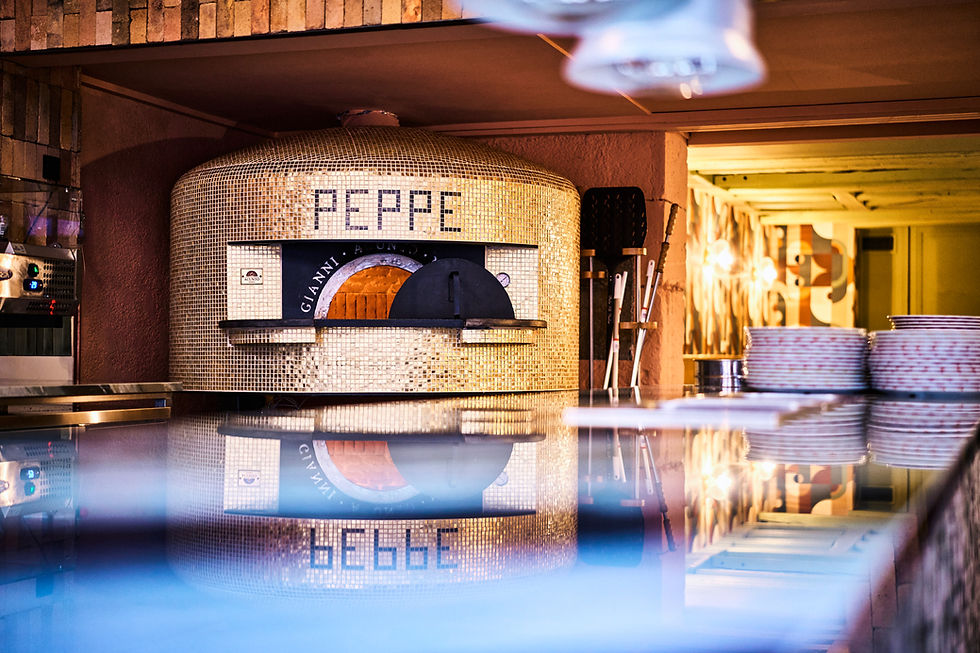 Four à pizza Peppe, vue intérieure, bar et arrière-plan, en bois clair.