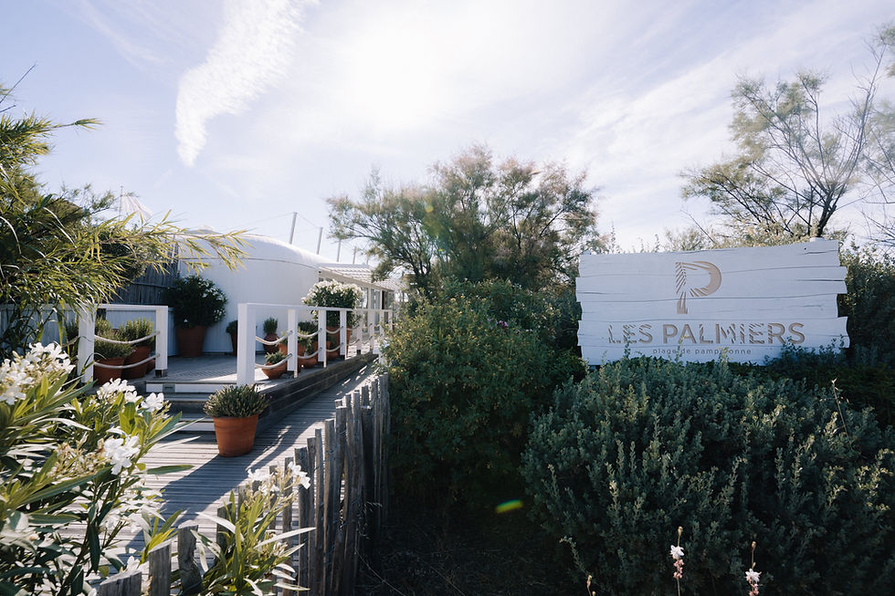 Cuisine professionnelle sur mesure installée par SVR Équipement au Club les Palmiers à Saint-Tropez.