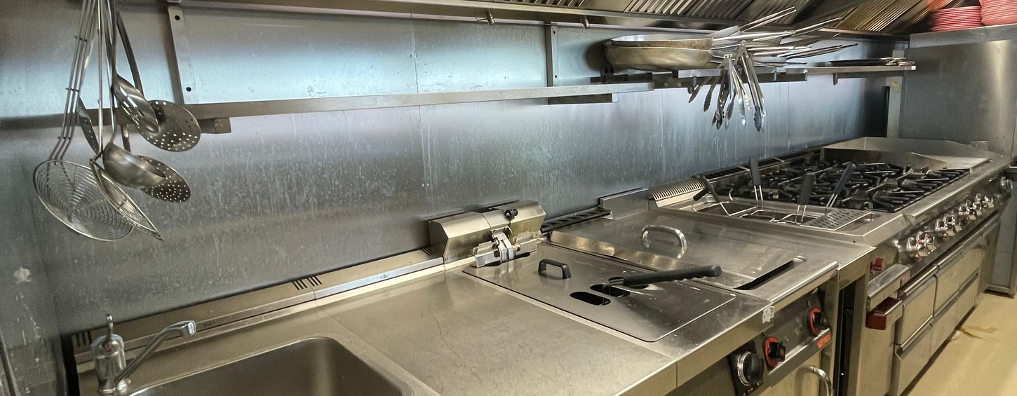 Cuisine professionnelle et bar inox sur mesure réalisés par SVR Équipement au Waikiki Plage et Restaurant de Cannes