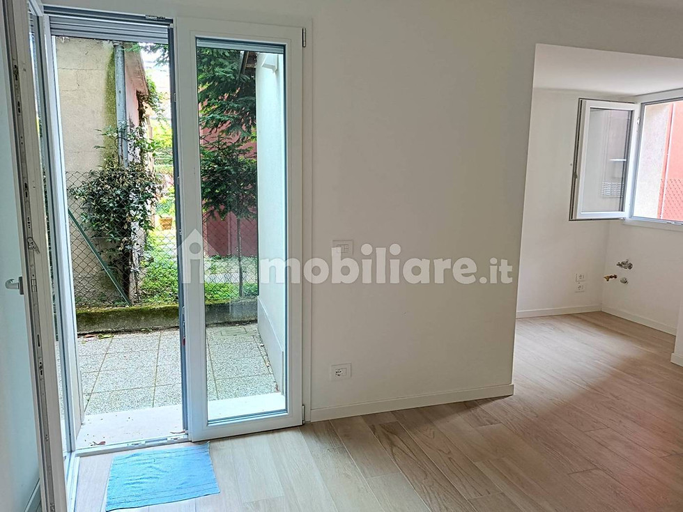Miniatura: Duplex in elegante contesto trifamiliare ristrutturato