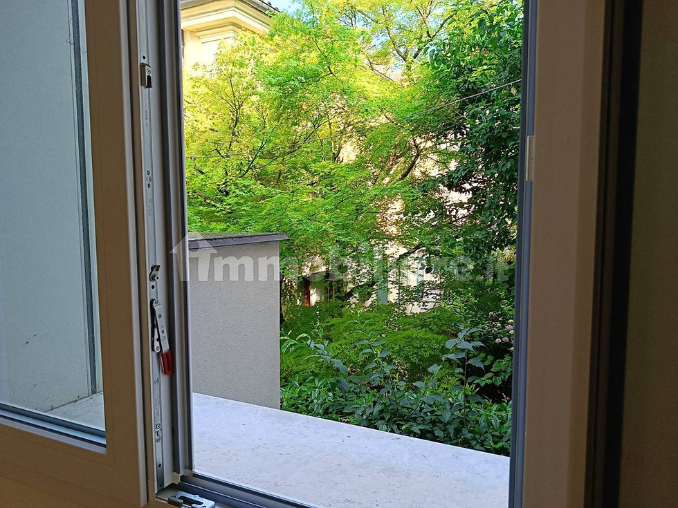 Miniatura: Duplex in elegante contesto trifamiliare ristrutturato