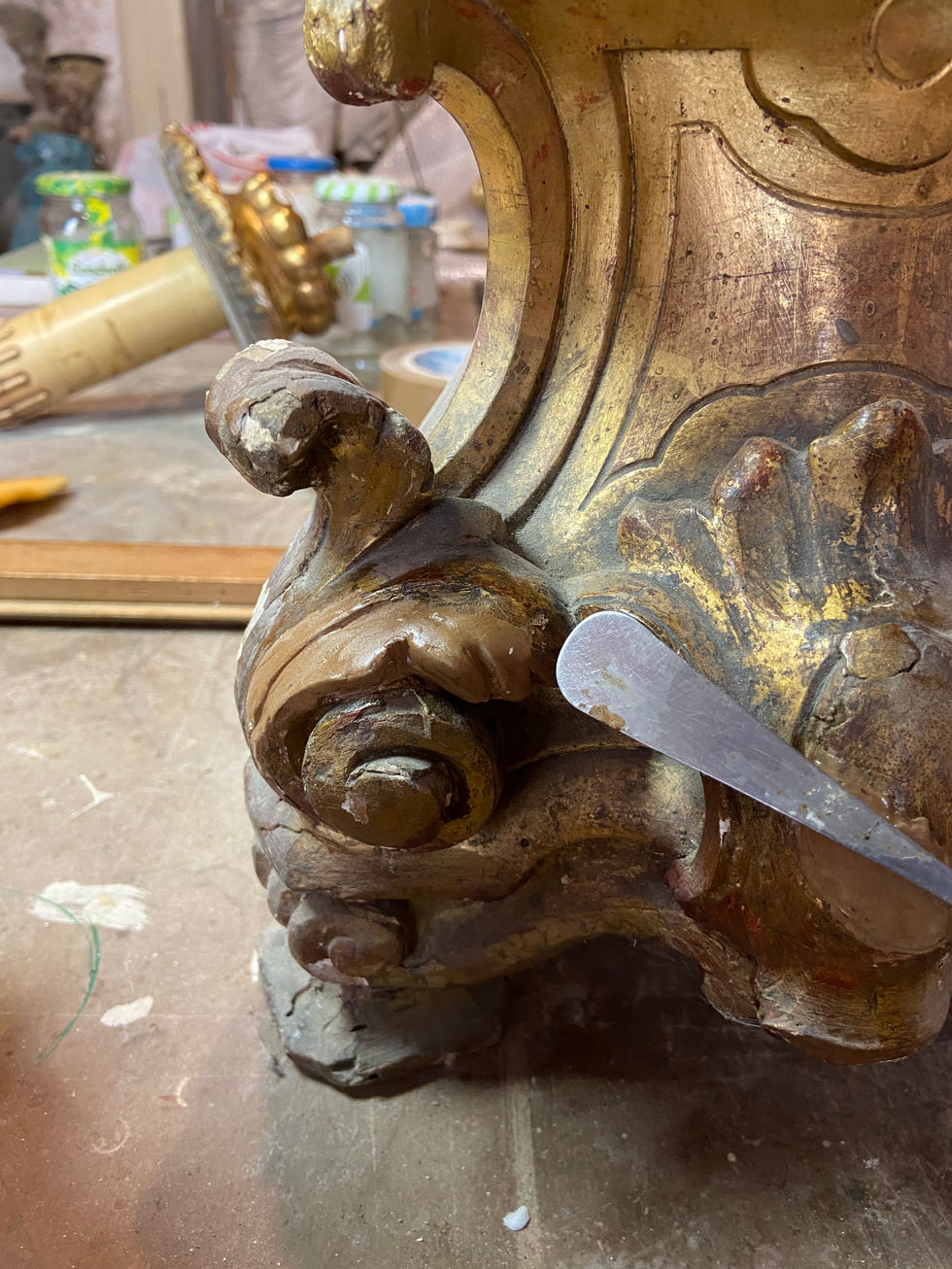 Particolare di due candelabri in legno dorato XVIII sec.