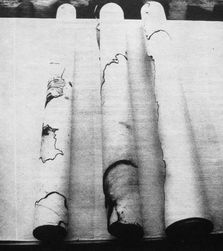 šejn._Tři svitky 1988_nalezené pigmenty prorážení a palení na papíře.jpg