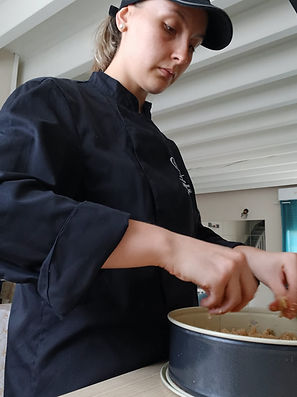 Flavie pâtissière qui réalise un gâteau